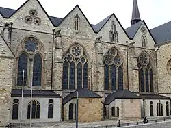 Südliche Langhausfenster: links Blendmaßwerk auf Gruppenfenster, ostwärts immer feineres Maßwerk