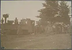 Transport mit einer deut­schen 600-mm-Brigade­lokomotive