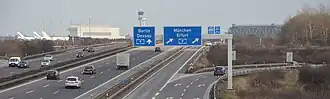 A 14 in Richtung Osten vor dem Schkeuditzer Kreuz, im Hintergrund der Flughafen Leipzig-Halle (Februar&nbsp;2016)