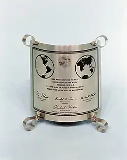 Auf dem Mond zurückgelassene Plakette von Apollo 17