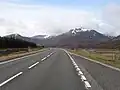 Blick von der A9 nördlich des Pass of Drumochter nach Süden, rechts der A’ Mharconaich, links der Vorgipfel An Torc