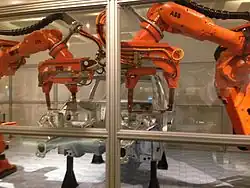 Industrieroboter mit Punktschweißzangen