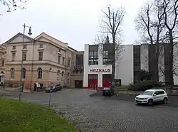 Großes Haus mit dem Heizhaus