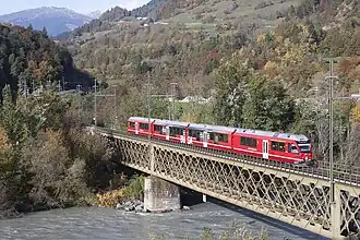 RhB ABe 4/16 auf der Rheinbrücke kurz vor der Einfahrt in den Bahnhof Reichenau-Tamins