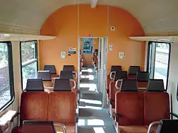 Umgebauter Innenraum eines City-Bahn-Wagens mit gemischter Bestuhlung