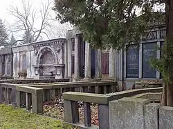 Ehrengräber an einer Trennwand