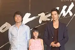 Lee Jeong-beom (links) bei der Vorstellung von „The Man from Nowhere“