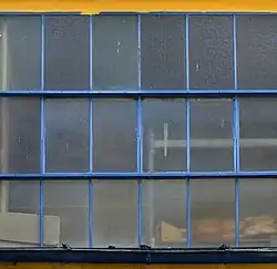 Fensterband aus hochrechteckigen, eisengerahmten Fenstern