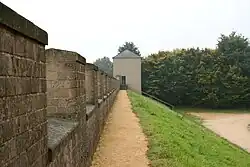 Mit Erde angeschüttete Innenseite der Mauer