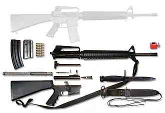 Display-Illustration eines zerlegten M16 (AR 15) mit weiterem Zubehör