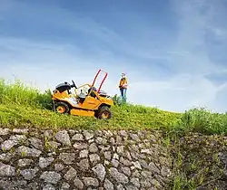 Der AS 940 Sherpa RC ist der erste Aufsitzmäher, der auch fernsteuerbar und so für den Einsatz in fast jedem Gelände geeignet ist.