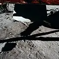 Die Landefähre von Apollo&nbsp;11 ohne Krater unter dem Triebwerk
