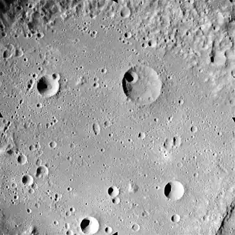 Der Krater Harden (rechts unten) aufgenommen durch Apollo 16 (NASA photo)
