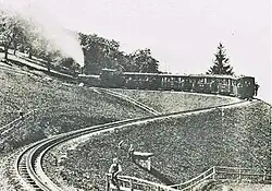 Durch die Ruckhaldekurve oberhalb St.&nbsp;Gallens zwängt sich ein Dampfzug nach Riethüsli hinauf.