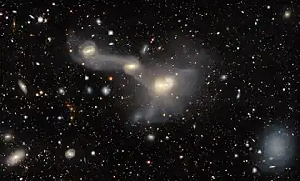 Aufnahme des Galaxienpaars NGC&nbsp;4410A/B und weiterer verbundener Galaxien