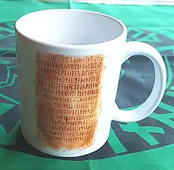 Tasse mit den mittelalterlichen Runen der 55. Seite des Codex Runicus, einem dänisch-schwedischen Pergamentmanuskript von etwa 1300