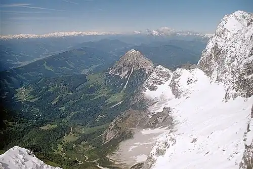Blick von der Hunerkogel-Bergstation der Dachstein-Südwand-Seilbahn auf die Fritztaler Berge: Links der lange Zug des Rossbrand, dahinter das Hochgründeck
