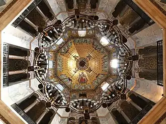 Blick durch den Leuchter in die Kuppel