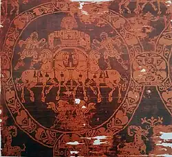 Quadrigastoff (Byzanz, zwischen 6. und Ende 8. Jahrhundert), hier identisches, 1850 in Aachen abgetrenntes Stück aus dem Musée national du Moyen Âge, Paris