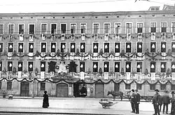 Lagerhaus R.-Wagner-Str., zum Turnfest geschmückt mit Fellen, Fellbündeln und -tafeln, 1913