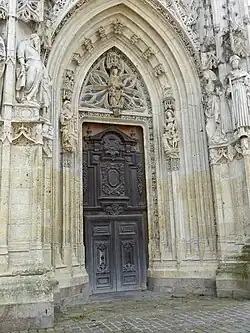 rechts: Portal Mariä Aufnahme in den Himmel