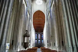 Gewölbe des Langhauses und des Chors.