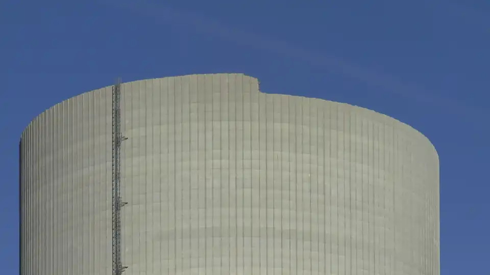 Abbruchkante einer Baggerrunde mit ca. 3 Meter Höhe. Der Bagger war zu dem Zeitpunkt in Wartung.