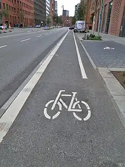 Fehlerhaft abgesetzter Radfahrstreifen in Hamburg: Der Mindestabstand von 1,2 bis 1,5&nbsp;m zu den parkenden Autos kann nicht eingehalten werden und der Radfahrstreifen ist zu eng, der Kraftverkehr links davon wird falsch angeleitet, den Radverkehr ohne Mindestabstand dicht entlang der durchgezogenen weißen Linie zu überholen