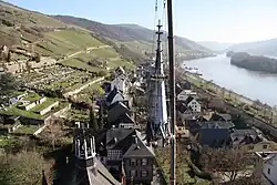 Die Spitze des Dachreiters wird abgehoben