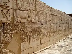 Opferprozession an der Nordostseite des zweiten Hofes