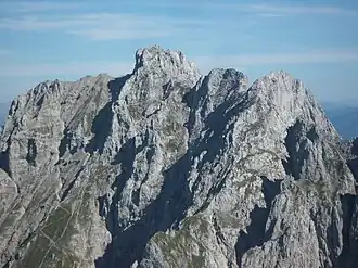 Ackerlspitze von Nordwesten (Mitte), rechts daneben Östliche und Westliche Hochgrubachspitze gesehen von der Vorderen Goinger Halt