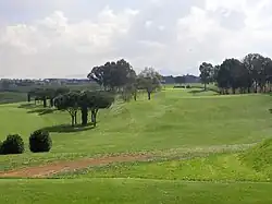 Abschlag 4 auf das Fairway rechts, im Hintergrund links das Aquädukt des Claudius.