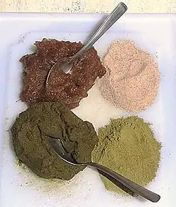 Baobab (rechts unten Blätter- und oben Fruchtpulver, links jeweils gewässert)