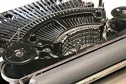 Stoßstangenschreibmaschine Adler Nr. 7 Stoßstange kurz vor dem Aufschlag