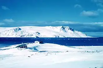 Blick von der Keller-Halbinsel über die Einfahrt von der Admiralty Bay zum Martel Inlet hinweg auf Wawel Hill (rechts) mit dem links davon liegenden Dragon Glacier