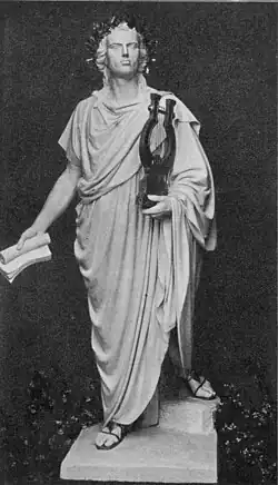 Mit Tuch drapiertes Tonmodell von Adolf von Donndorfs Schiller in seinem Atelier in Stuttgart, 1905.