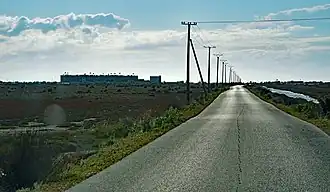 Anfahrt zum Dorf von Osten