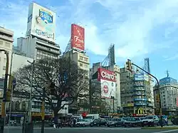 Stadtbild mit Werbung: Avenida&nbsp;9&nbsp;de&nbsp;Julio, Buenos Aires