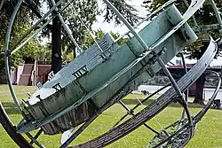 Ansicht von Westen; Mitte: Hauptskala (fest); unten: Weltzeitring (drehbar)