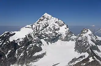 Dent Blanche von Süden, links der Südgrat (Normalweg), rechts der Ostgrat („Viereselsgrat“), ganz rechts die Pointe de Zinal