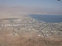 Akaba im Hintergrund (Eilat im Vordergrund)