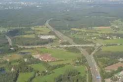 Quer im Bild verlaufend die A 52, mit der links von oben auf sie treffenden A 524 (Autobahndreieck) und der rechts senkrecht verlaufenden A 3 (Autobahnkreuz Breitscheid) Blick von Ost-Südost