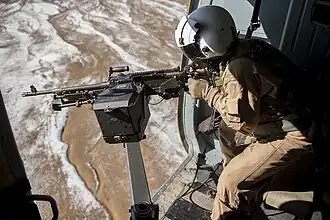 Doorgunner mit M240 mit Doppelgriff und Daumenabzug