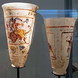 Zwei bemalte Glasbecher, links mit Darstellung der Europa, rechts mit einem römischen Gladiator