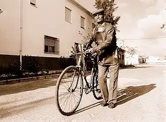 „Afilador“ mit um­gebau­tem „Scheren­schleifer-Fahrrad“ in Spanien, 20.&nbsp;Jh.