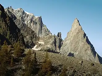 Aiguilles de Peuterey aus dem Val Veny (ganz links Aiguille Blanche, rechts Aiguille Noire)
