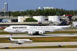 Größenvergleich: kleine Bombardier Challenger vor Ed Force One