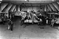 Grumman F4F-4 Wildcat und Curtiss SOC der VGS-1 im Hangar der Long Island im Juni 1942