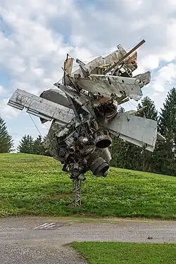 Airplane parts & hills von Nancy Rubins