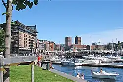 Aker Brygge mit Rathaus